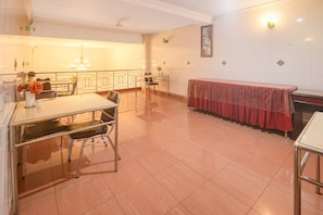 Holiday Home Facilities and Services - Cozy Twin Escape with Free WiFi and Parking (Makassar)