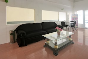 Holiday Home Facilities and Services - Cozy Twin Escape with Free WiFi and Parking (Makassar)