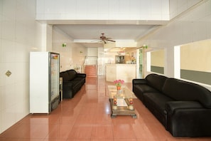 Holiday Home Facilities and Services - Cozy Twin Escape with Free WiFi and Parking (Makassar)