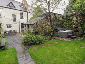 Outdoor dining - THE SECRET GARDEN, pet friendly, country holiday cottage in Narberth (Narberth)