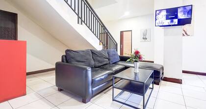 Luxury Twin Stay with Free WiFi and Parking