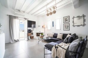 Smart TV - Panormos Stay for Seven Guests (Mikonos)