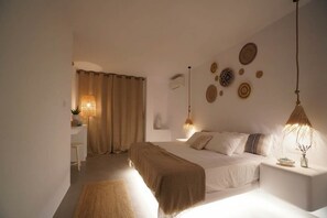 Tabla de planchar con plancha, cuna de viaje, internet y ropa de cama 