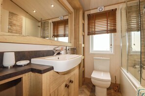 Bathroom - 8 SUMMERLEAZE, pet friendly, country holiday cottage in Bude (Bude)