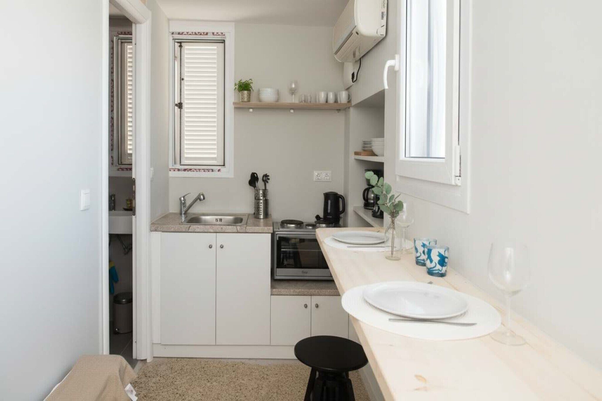 Fridge, oven, stovetop, coffee/tea maker