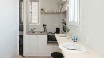Fridge, oven, stovetop, coffee/tea maker