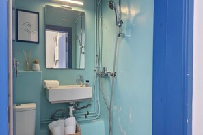 Shower, hair dryer, towels - Mykonos Town Home for Two (Mikonos Chora)