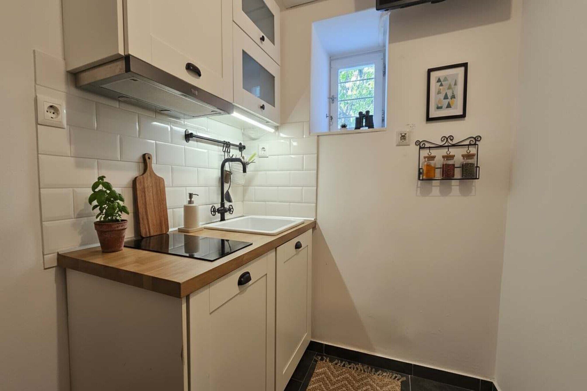 Kaffe- och tebryggare, kylskåp, spishäll och grytor/köksredskap