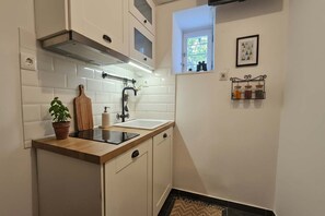 Fridge, stovetop, coffee/tea maker, cookware/dishes/utensils - Mykonos Town Home for Two (Mikonos Chora)