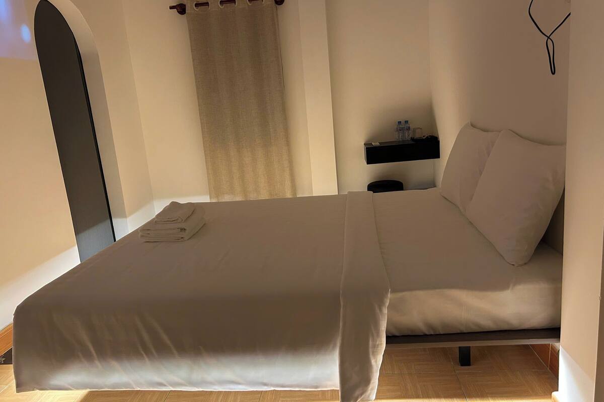 Phòng Tiêu chuẩn, quang cảnh thành phố | Màn/rèm cản sáng, phòng cách âm, bàn ủi/dụng cụ ủi quần áo 