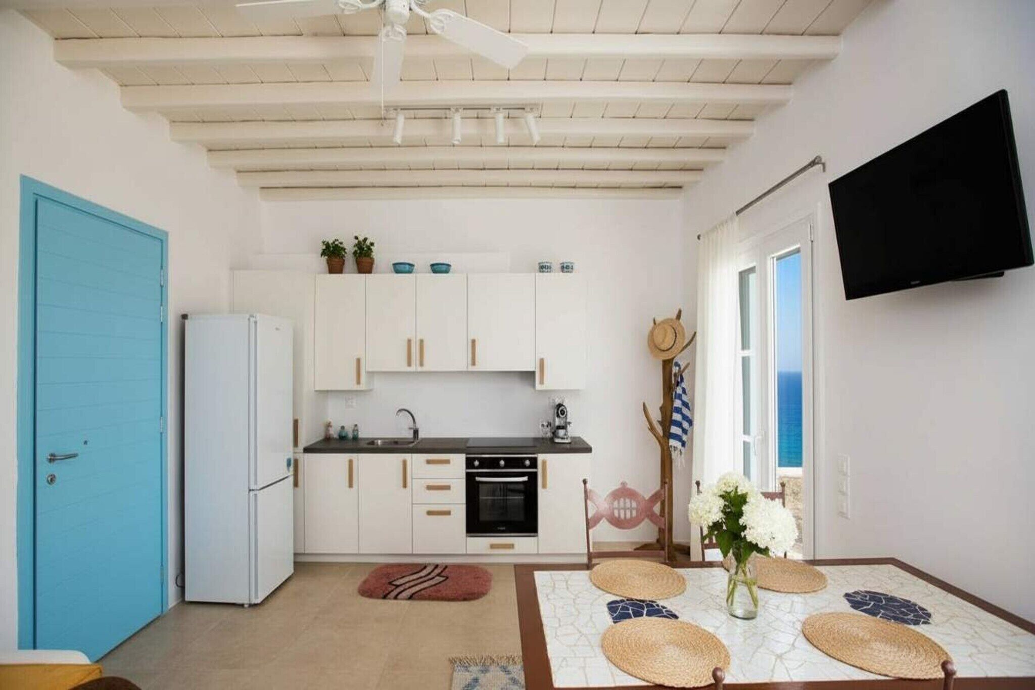 Refrigerador, microondas, horno y cafetera y tetera 