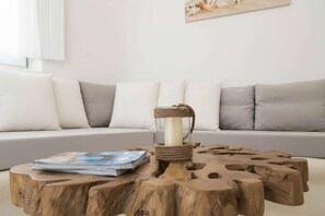 Interior - Suite with Jacuzzi & Sea View (Mikonos)