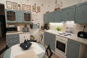 Cafetera y tetera, refrigerador, microondas y horno 