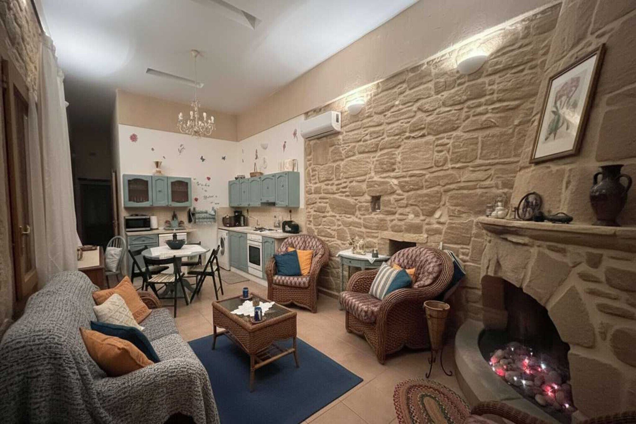 Smart TV, fireplace