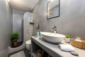 Douche, sèche-cheveux, serviettes fournies