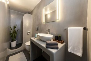 Shower, hair dryer, towels - Dionysos Wine Stay, Mountain Views (Emporeio)