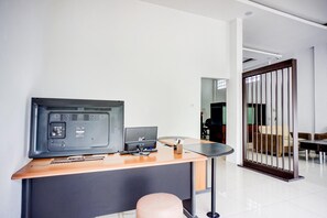 Interior - Cozy Single Stay with Free WiFi and Parking (Medan)