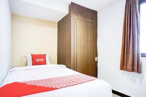 Bedroom - Cozy Single Stay with Free WiFi and Parking (Medan)