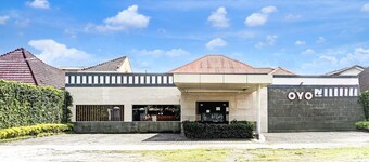 Luxury Twin Stay with Free WiFi and Parking