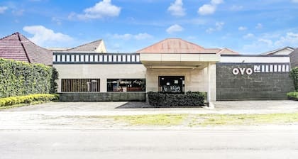 Luxury Twin Stay with Free WiFi and Parking