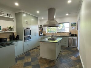 Private kitchen - Beach and Winery getaway. The perfect base for a family holiday. Pet friendly (Seaford)