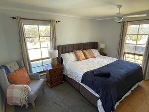 4 bedrooms, iron/ironing board, WiFi, bed sheets - Beach and Winery getaway. The perfect base for a family holiday. Pet friendly (Seaford)