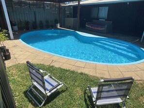 Outdoor pool - Beach and Winery getaway. The perfect base for a family holiday. Pet friendly (Seaford)