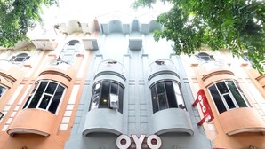 Ein Gebäude mit deutlich sichtbarem Schild 'OYO'.
