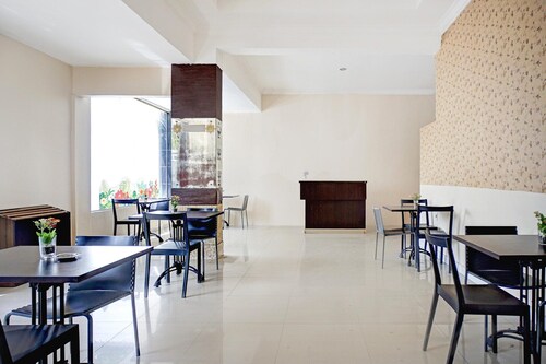 Luxury Twin Comfort Stay W/ Free Parking and Pool