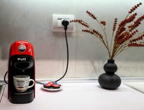 Apartemen, balkon, pemandangan kota | Kopi dan/atau alat penyeduh kopi