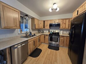 Private kitchen - Eagle Nest/Fireplace/Peaceful/Sleeps 12 (Anchorage)