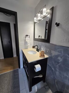 Douche, séchoir à cheveux, serviettes fournies, savon