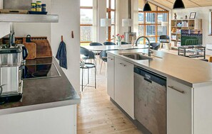 Fridge, microwave, oven, stovetop - Lovely home in Haderslev with sauna (Haderslev)