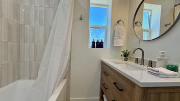 Douche, serviettes fournies, savon, papier toilette