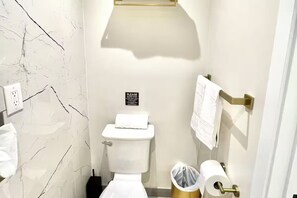 Economy Room | Bathroom - Downtown Toronto Hotel and Suites (Toronto)