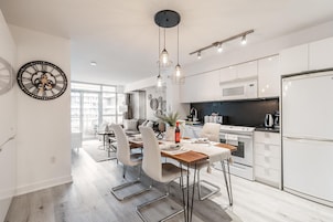 Suíte luxo, para não fumantes | Opções para refeição no quarto