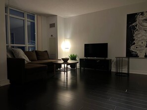 Suite Deluxe, no fumadores | Zona de estar | Televisión de 55 pulgadas con canales digitales