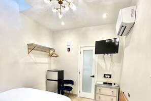 Economy Room - Downtown Toronto Hotel and Suites (Toronto)