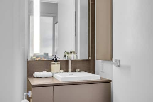 Suite Deluxe, 2 habitaciones | Baño | Artículos de higiene personal gratuitos, secador de pelo y toallas