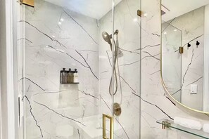 Economy Room | Bathroom - Downtown Toronto Hotel and Suites (Toronto)