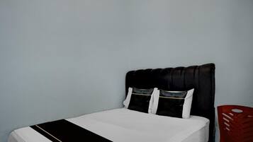1 bedroom, desk, free WiFi, bed sheets