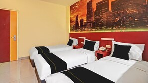 Ein Hotelzimmer mit zwei Betten, einem roten Kopfteil, einem Stadtbildgemälde und einer roten Tür.