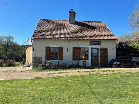 Extérieur. Le vieux noyer - Chambre Une -
En pleine campagne dans le parc du Morvan.