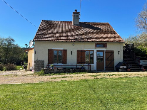 Le vieux noyer, In the countryside Close to all the lakes in Morvan Park,