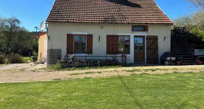 Le vieux noyer, In the countryside Close to all the lakes in Morvan Park,