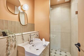 Hair dryer, towels - Charming Duplex Center of Paris (Paris)
