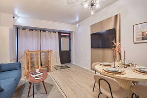 Smart TV - Charming Duplex Center of Paris (Paris)