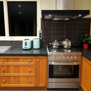 Private kitchen - Lakeside Retreat w/ Swim Spa (operational) (Hamilton)