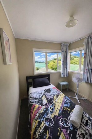 Room - Lakeside Retreat w/ Swim Spa (operational) (Hamilton)