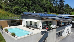 A modern house with a swimming pool, solar panels, and a covered patio area. - Villa in Tyrol with pool (Stanz bei Landeck)